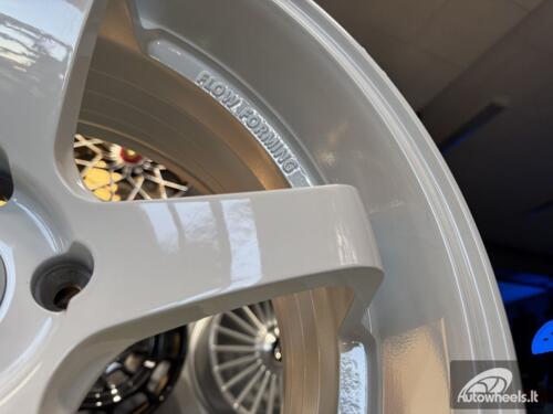 Ratlankis Advan Racing GT Style R18X8J 5X108 ET38 73.1 Frozen White